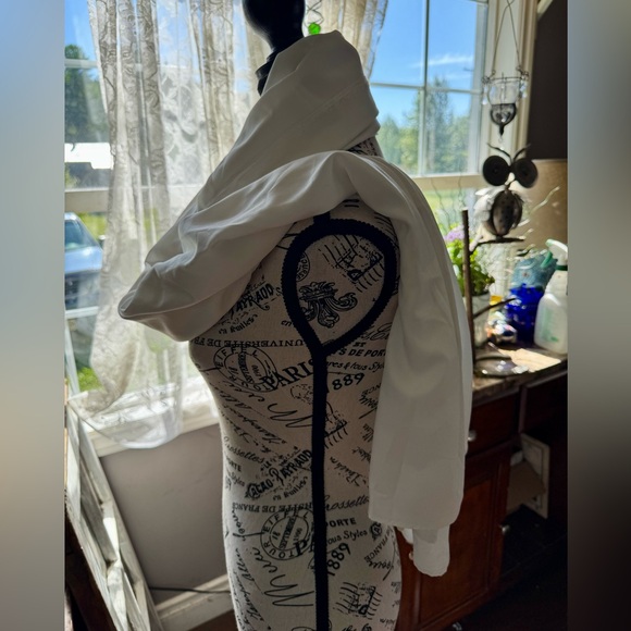 Elegant White Scarf - Picture 3 of 9